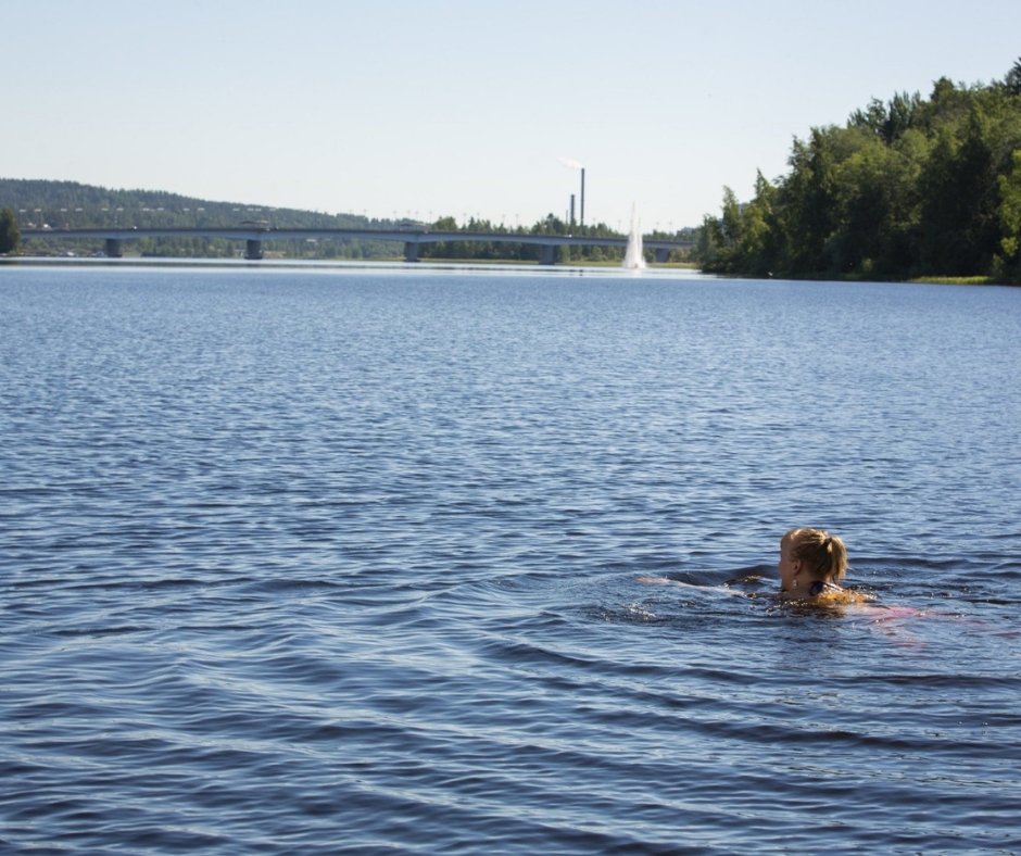 Nainen ui järvessä